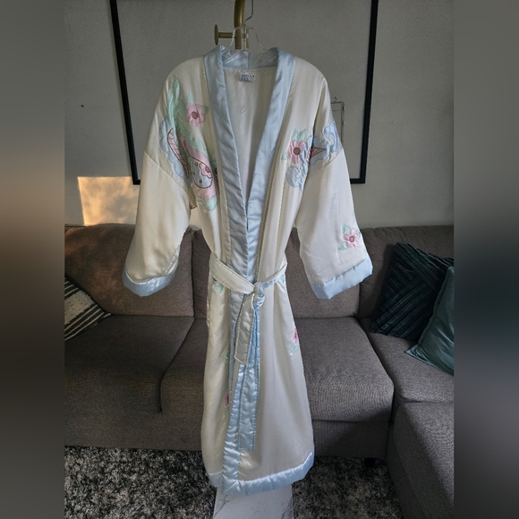 Beautiful Vintage Puff Robe - Picture 4 of 16